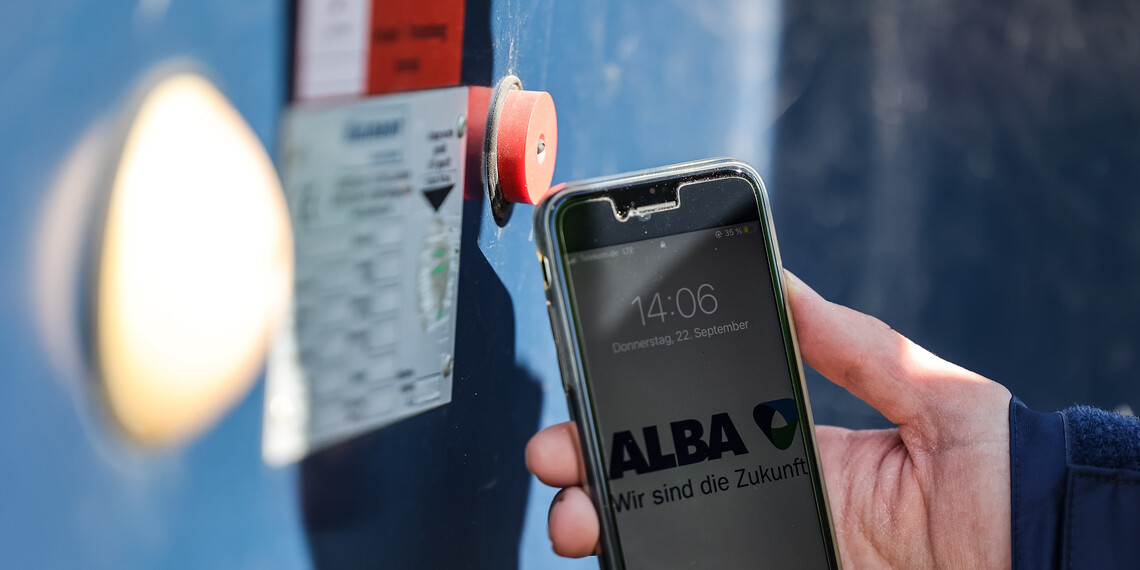 Private und geschäftliche Kunden können dank der Transponder direkt mit ALBA kommunizieren.  | © Private und geschäftliche Kunden können dank der Transponder direkt mit ALBA kommunizieren. 